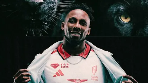 Julián Quiñones presentó las nuevas camisetas de su club para la próxima temporada