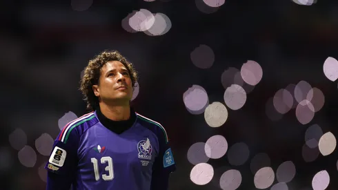 ¡Guillermo Ochoa saltó al terreno de juego!