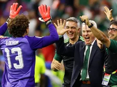 El emotivo gesto que tuvo el Vasco con Ochoa en el Mundial que pasó desapercibido
