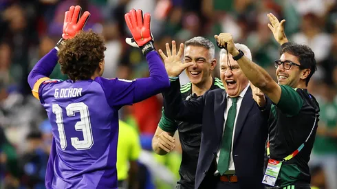El emotivo gesto que tuvo el Vasco con Ochoa en el Mundial que pasó desapercibido