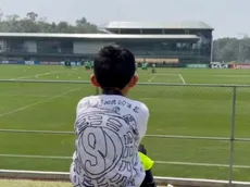Raúl Jiménez y el momento mágico que le regaló a uno de sus pequeños fanáticos