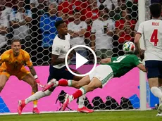 Raúl Jiménez roza el primer gol de México ante Inglaterra