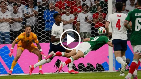 Raúl Jiménez roza el primer gol de México ante Inglaterra