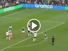 Raúl Jiménez casi emula su mítica chilena ante Inglaterra