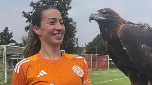 Celeste Espino posó junto a la majestuosa águila del Nido