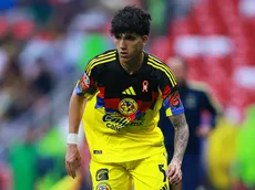 Guillermo Almada prueba a Kevin Álvarez en una nueva posición