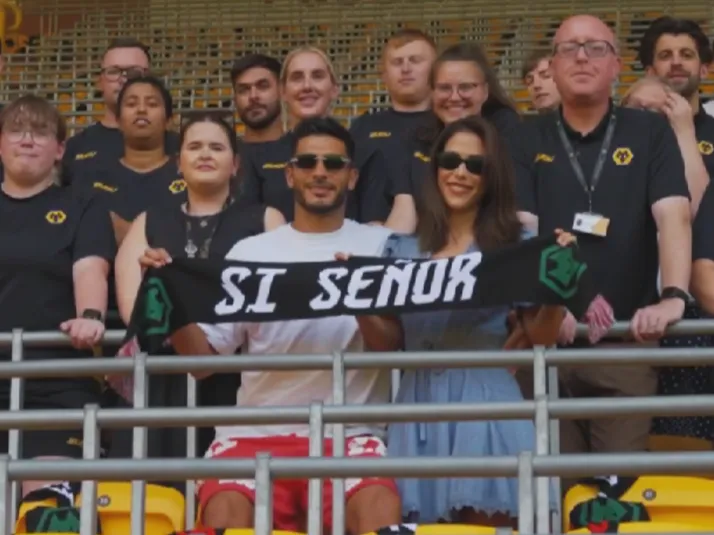 Raúl Jiménez dio emotivo regalo a los aficionados de Wolverhampton tras su regreso