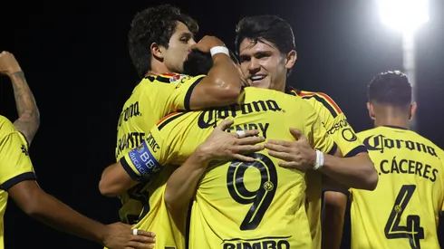 Los jugadores del Club América celebran uno de los goles ante FC Juárez.