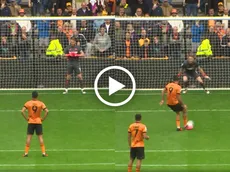 Raúl Jiménez hizo espectacular cobro de penal y humilló al portero rival en la Championship