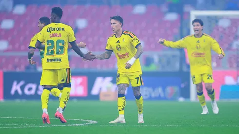 Los jugadores del Club América celebran uno de los tantos ante Cruz Azul.