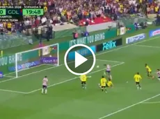 ¡Atajada monumental! Rodolfo Cota le niega el gol a Bryan González en el Clásico Nacional