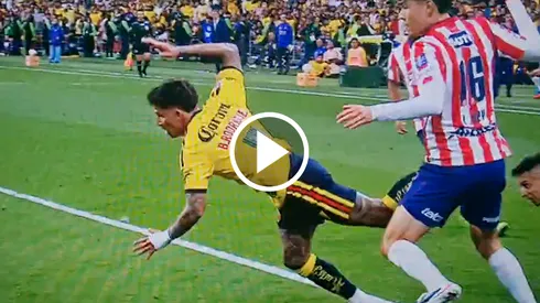 Brian sufrió una falta que tuvo que revisarse con el VAR.