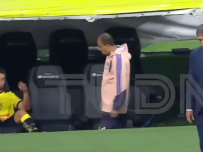 Polémica reacción de Henry Martín tras salir de cambio ante Chivas