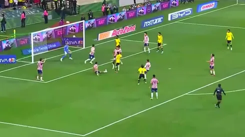 ¡Casi firma su primer gol!