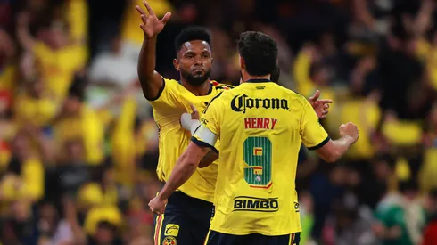 Miguel Ángel Borja celebra uno de sus goles en el empate de América ante Chivas de Guadalajara.