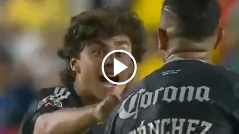 Carlos Álvarez, molesto con Erick Sánchez y sus decisiones.