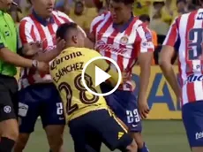 Momentos de tensión: Erick Sánchez y Daniel Aguirre se encaran en el Clásico Nacional