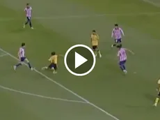 El golazo que Carlos Álvarez se quedó a nada de anotar ante Chivas