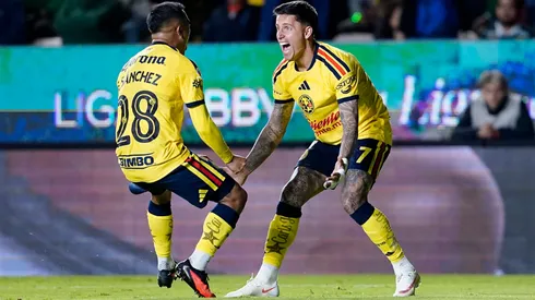 Sánchez y Rodríguez celebran uno de los goles del Club América en el triunfo 5-3 sobre León.