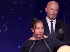 El respetuoso gesto de Charlyn Corral a Scarlett Camberos en plena premiación del Balón de Oro