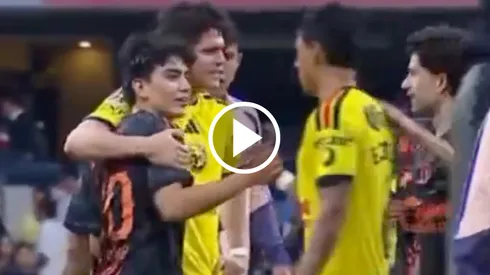 Gil Mora se dio tiempo de hablar con jugadores del América.