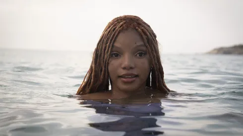 Halle Bailey como Ariel en el live action de La Sirenita, de Disney.