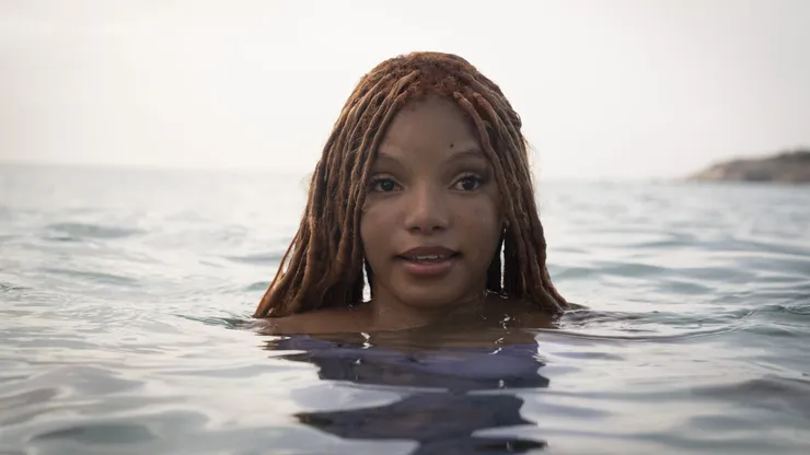 Halle Bailey como Ariel en el live action de La Sirenita, de Disney.