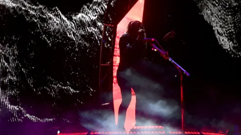 El cantante se presentó en drag en un estado que ha limitado a sus artistas