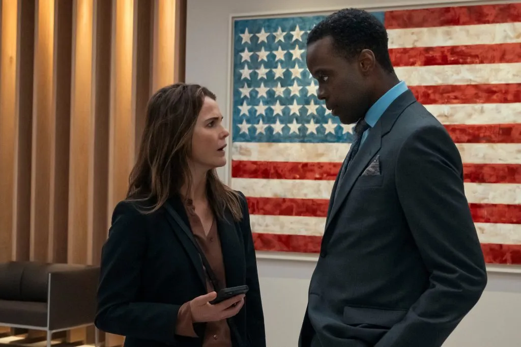 Keri Russell es Kate Wyler y Ato Essandoh como Stuart Heyford en La Diplomática. (Netflix)