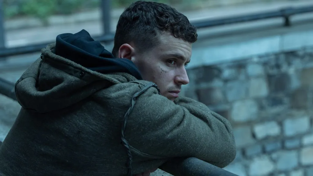 Aarón Piper es Sergio. Foto: (Netflix)