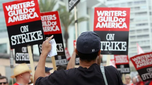 Writers participates at a demonstration in front of the Fox studio in Los Angeles, California, 05 November 2007. Hollywood writers went on strike after last-minute talks aimed at ending a standoff between studios and wordsmiths collapsed, with the union demanding a share of cash from DVDs and online distribution of shows. AFP PHOTO GABRIEL BOUYS (Photo credit should read GABRIEL BOUYS/AFP via Getty Images)