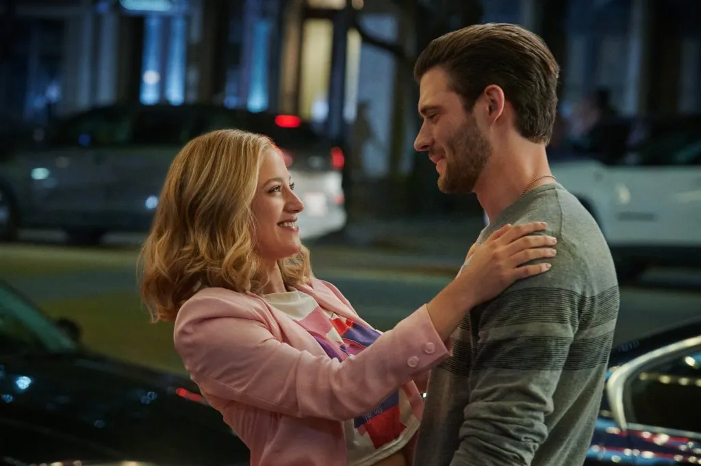 Lili Reinhart protagonizó Mis dos vidas (Netflix).