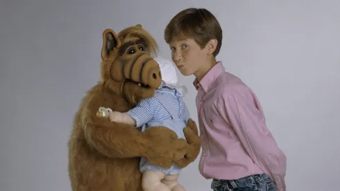 ALF — Season 4 — Pictured: (l-r) ALF, Benji Gregory as Brian Tanner — Photo by: NBCU Photo Bank