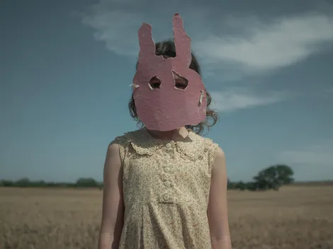 Quién es la actriz de Succession que protagoniza Run Rabbit Run