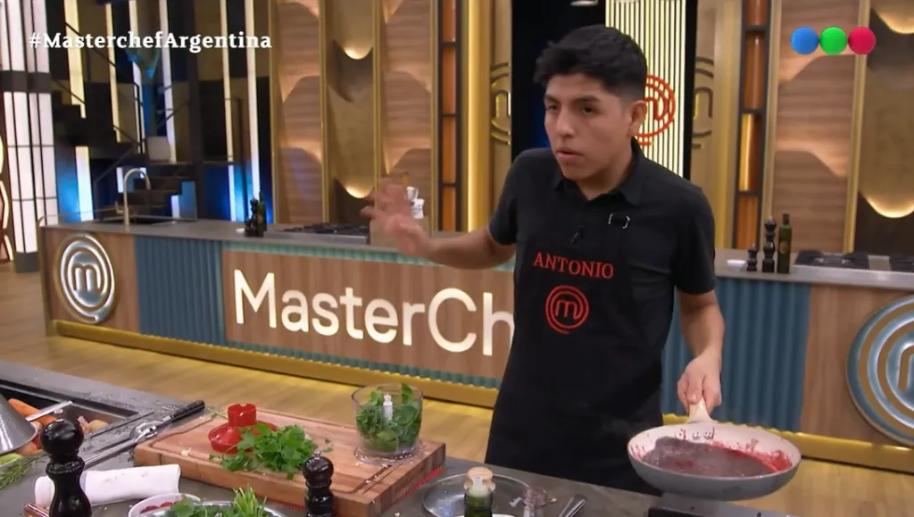 Antonio en la gala de eliminación de MasterChef Argentina 2023.