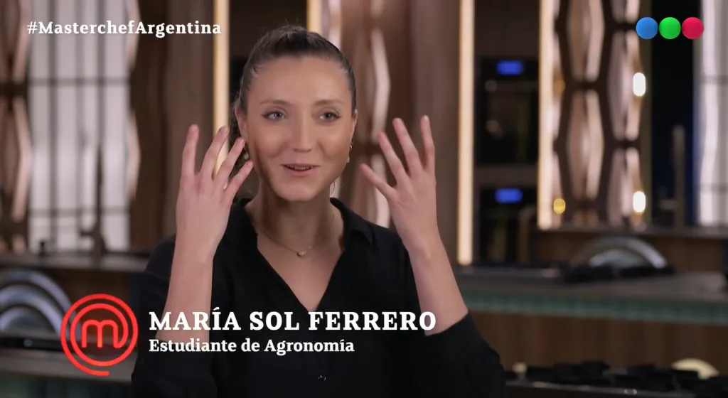 María Sol subió al balcón y se salvó del delantal negro