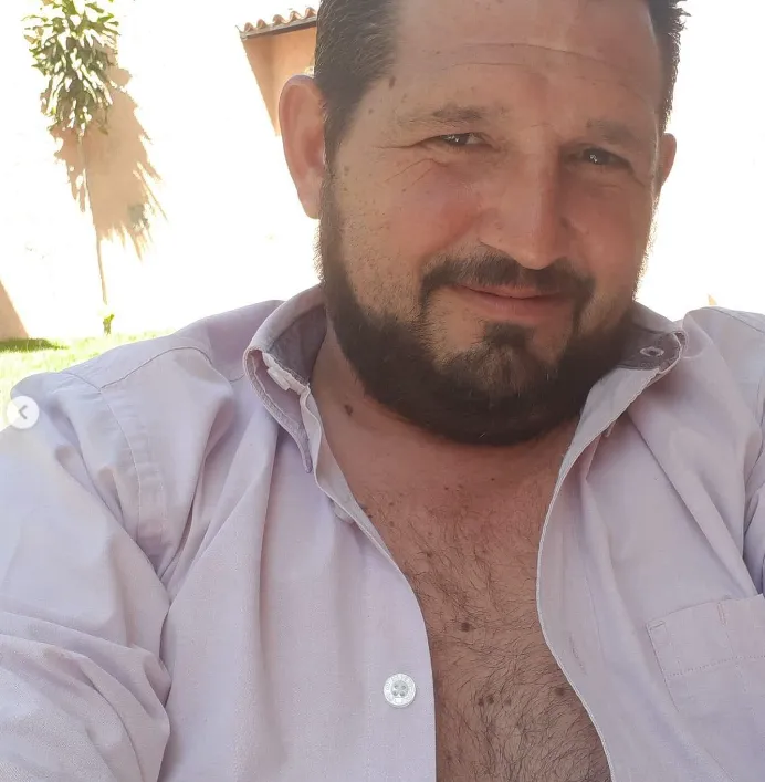 Él es el papá de Peso Pluma, Hassam Kadame Toledo según la misma periodista. Imagen: @nelssiecarrillo.