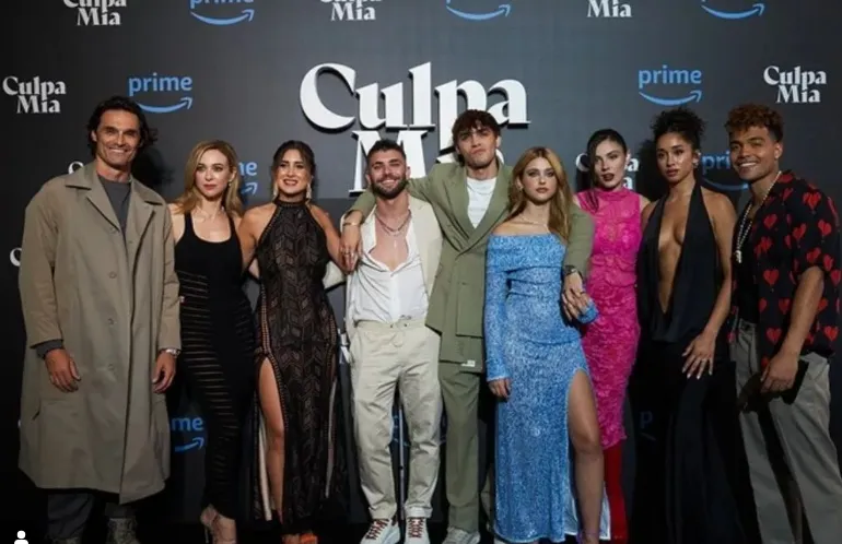El elenco de la película durante su función de estreno. Imagen: @culpamiafilm.