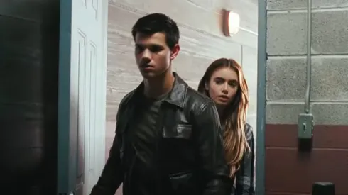 Taylor Lautner y Lili Collins nos meten de lleno a un mundo de secretos y mentiras.