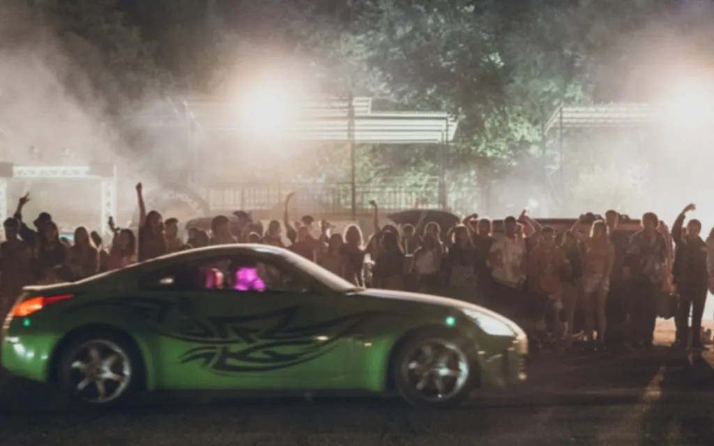 Una de las escenas de Culpa Mía al estilo Rápidos y Furiosos. Foto: (Prime Video)