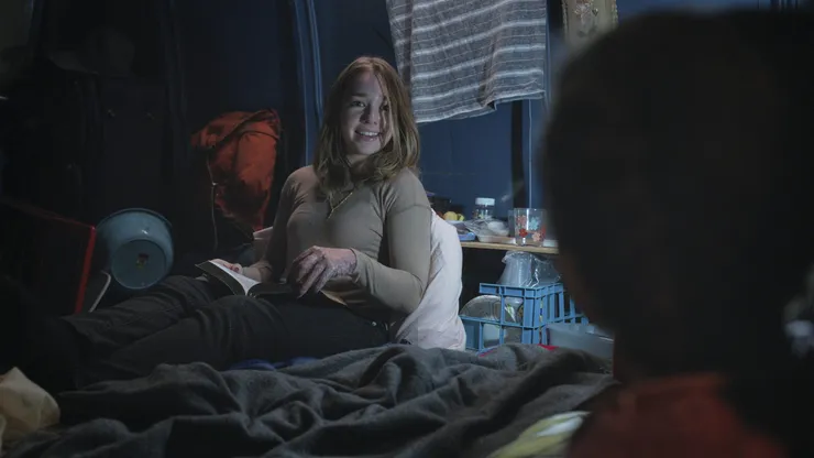 Holly Taylor interpreta a Angelina Meyer en la temporada 4 de Manifiesto