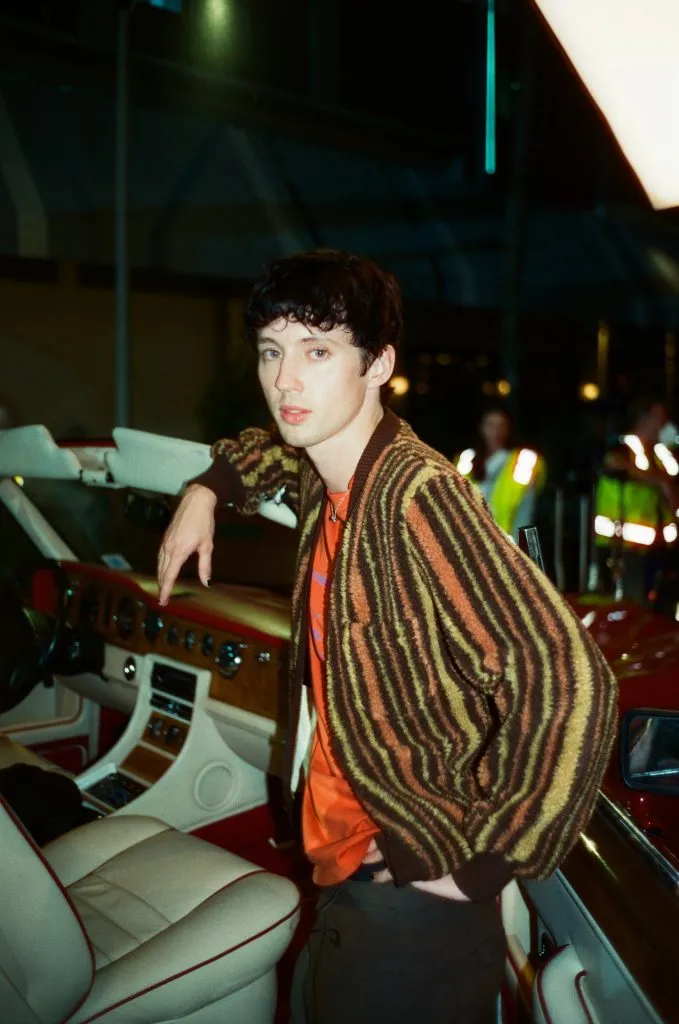 Troye Sivan es Xander (Warner Bros. Discovery).