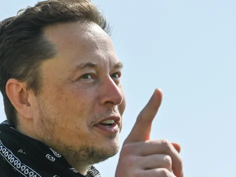 El popular músico que subasta su auto TESLA luego de enojarse con ELON MUSK