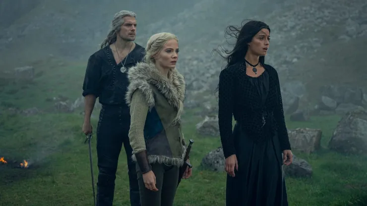 Henry Cavill, Freya Allan y Anya Chalotra.