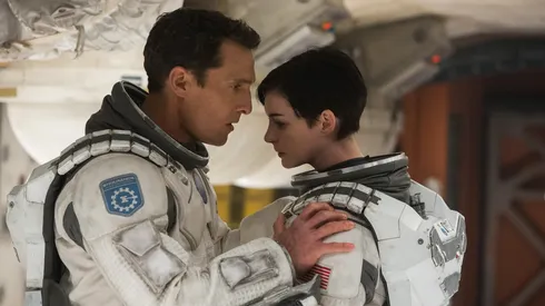 La película del 2014 cuenta con las actuaciones de Anne Hathaway y Matthew McConaughey.