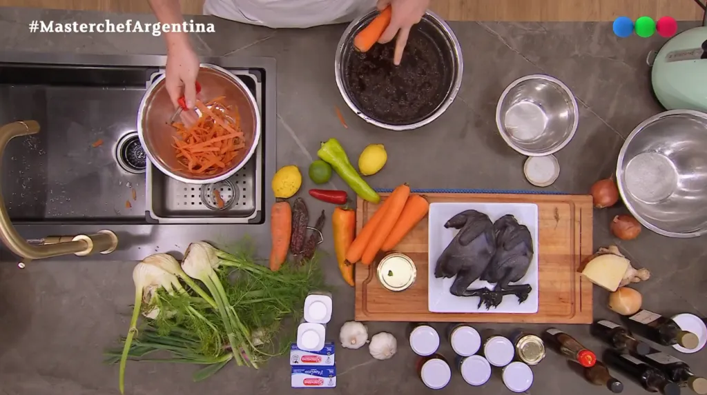 Rodolfo debió preparar un plato con pollo negro.