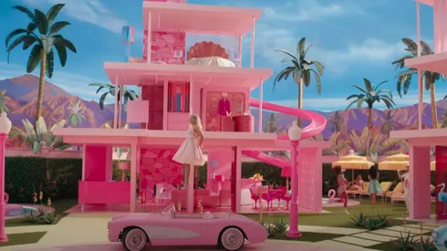 La casa de Barbie puede verse de fondo y esto, ha despertado todo tipo de reinterpretaciones de su hogar, como las que verás a continuación.