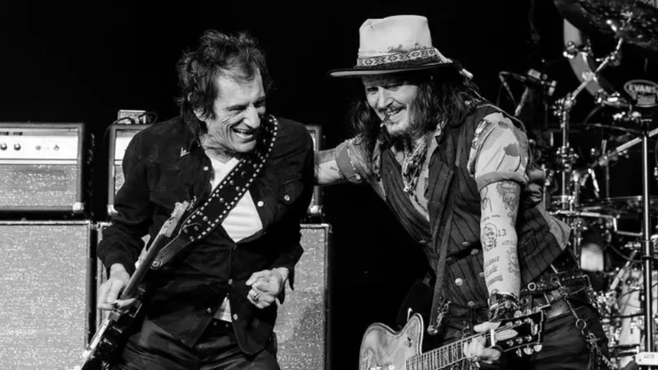 Johnny Depp en el escenario con Joe Perry, en una presentación con Hollywood Vampires.