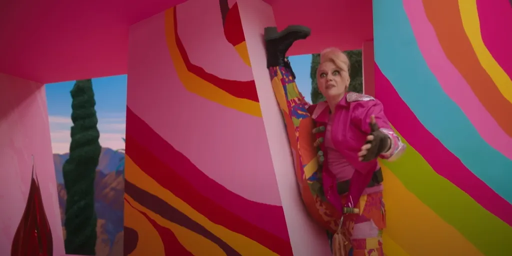 Kate McKinnon interpreta a la Barbie Rarita. Imagen: @RottenTomatoesCOMINGSOON.