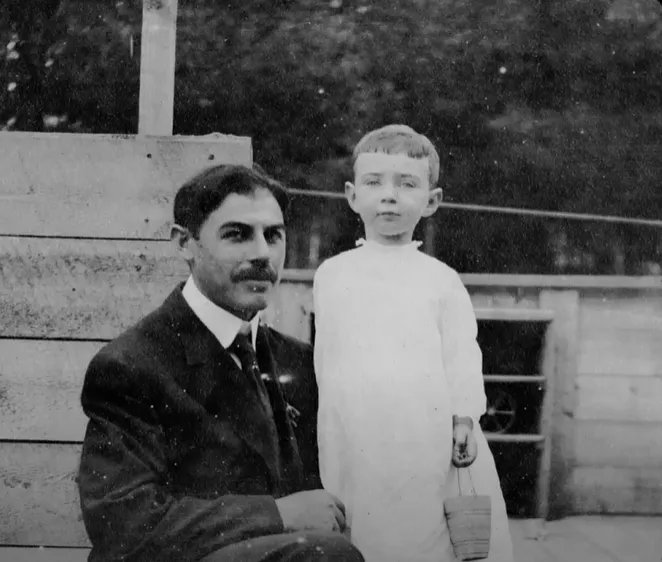 Retrato del Oppenheimer real de niño, que podemos ver en el documental Oppenheimer: El dilema de la bomba atómica. Imagen: To End All War Oppenheimer &amp; the Atomic Bomb.